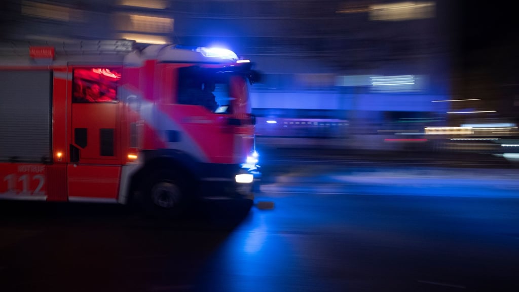 Die Feuerwehr löscht brennende Weihnachtsbäume auf einer Kreuzung in Friedrichshain.