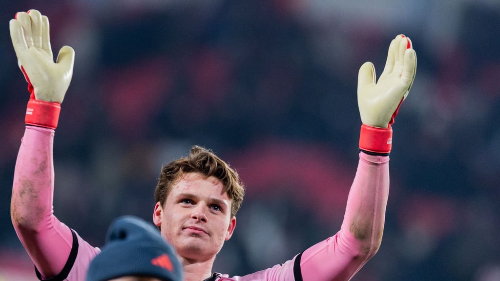 Jonas Urbig wurde beim Bayern-Sieg in Eindhoven zum Man of the Match gekürt.
