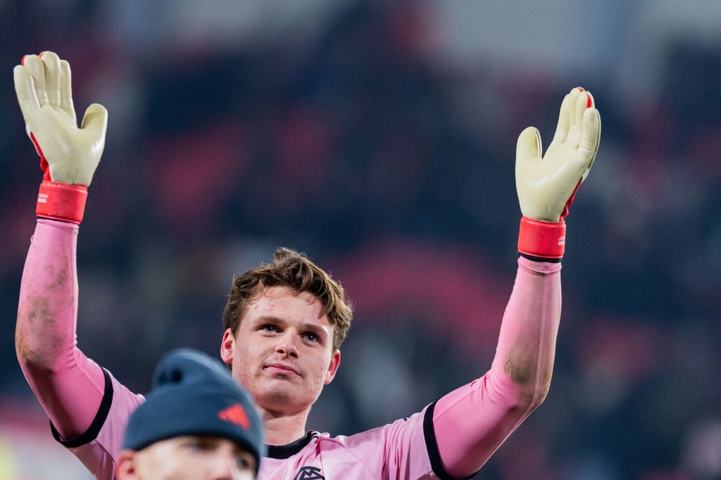 Jonas Urbig wurde beim Bayern-Sieg in Eindhoven zum Man of the Match gekürt.