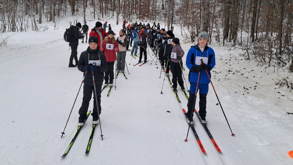 Die Schüler der Magdeburger Sportschulen haben im bayrischen Inzell ihr Skilager absolviert. Dazu gehört neben der Abfahrt auch das Training des Langlaufs.