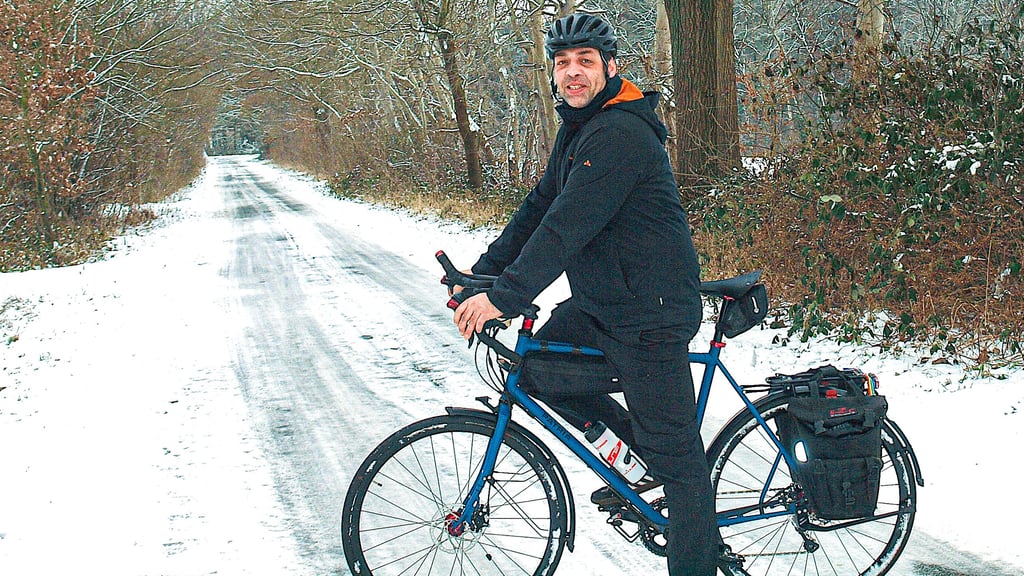 Natur- und Grenzführer Mathias Bölke aus Schrampe fährt eigentlich auch im Winter mit dem Fahrrad, allerdings nicht unbedingt mit schmaler Rennradbereifung im Schnee.