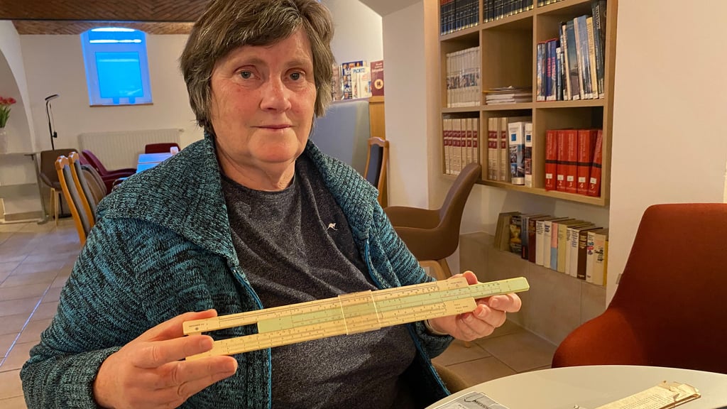 Christine Schreiber aus Parey bewahrt den Rechenschieber aus Studienzeiten noch bei sich auf.