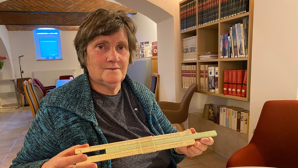 Christine Schreiber aus Parey bewahrt den Rechenschieber aus Studienzeiten noch bei sich auf.