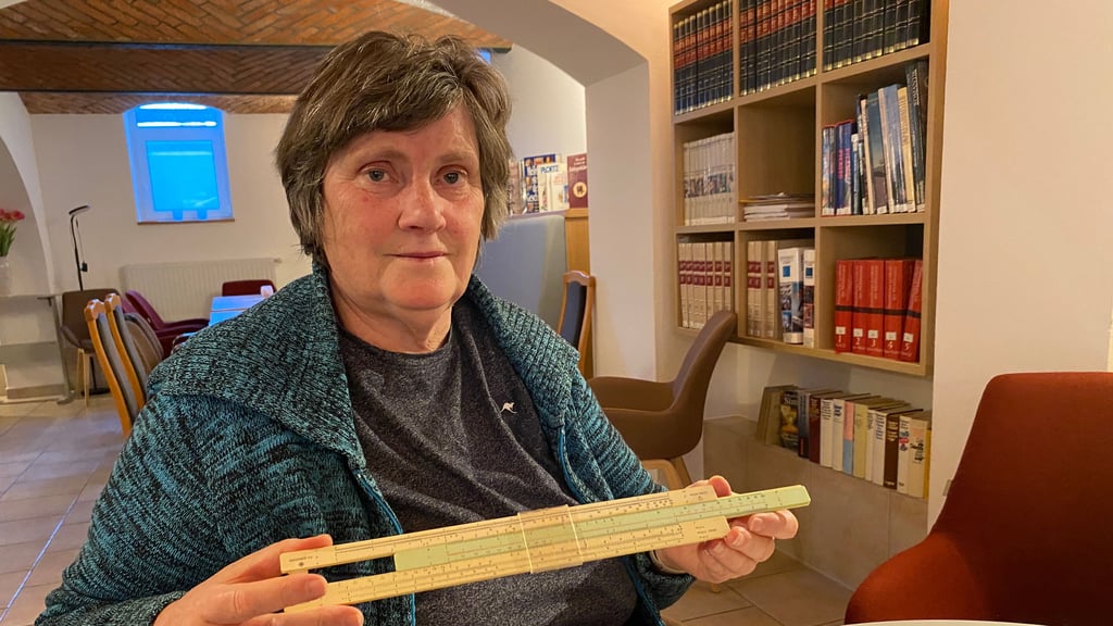 Christine Schreiber aus Parey bewahrt den Rechenschieber aus Studienzeiten noch bei sich auf.