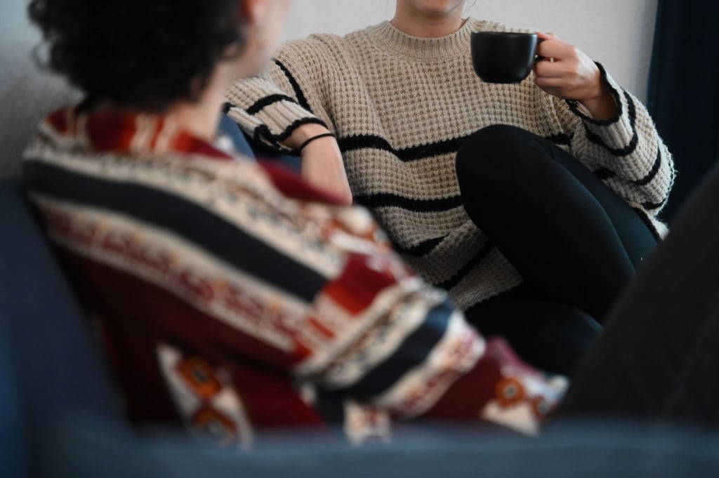 Ehrliches Interesse zeigen, sich Floskeln und Ratschläge verkneifen: Das ist im Umgang mit krebskranken Menschen wichtig.
