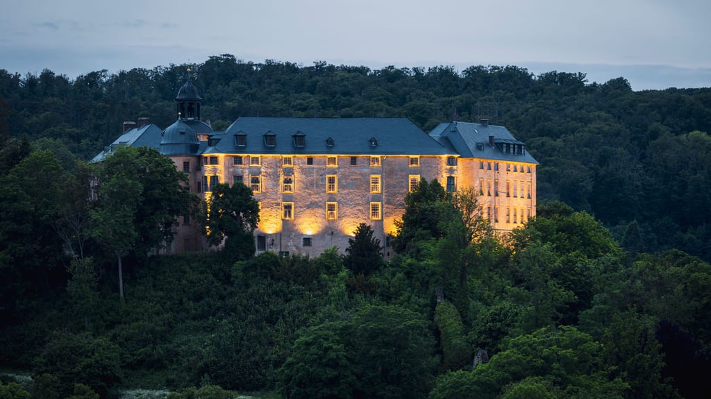 Das Große Schloss in Blankenburg in der Abendämmerung. Die von der Innenstadt zu sehenden und hier beleuchteten Flügel des Wahrzeichens der Harz-Stadt sollen in den kommenden Jahren aufwendig saniert und umgebaut werden.