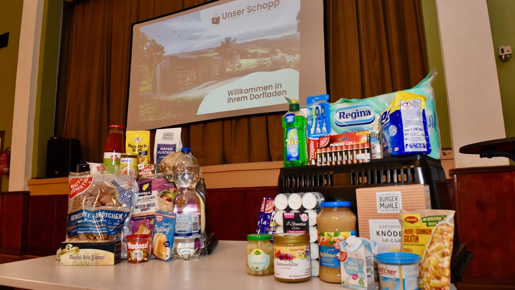 Eine Auswahl an Produkten, die im Dorfladen im Angebot sein könnten, wurde zur Info-Veranstaltung nach Benndorf gleich mitgebracht. 