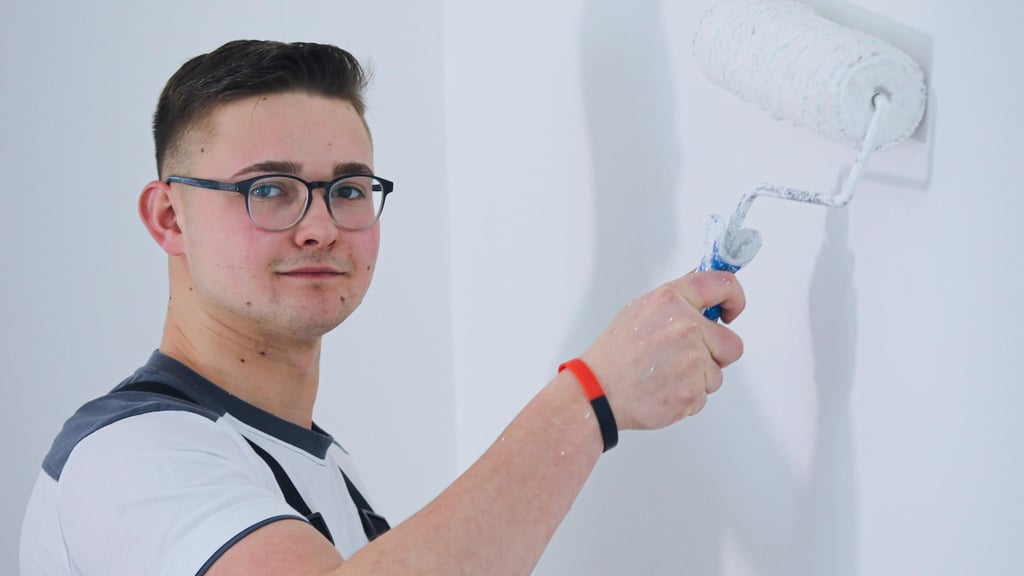 Malermeister Robin Bührig aus Stiege macht sich mit einem eigenen Betrieb in dem Oberharz-Ort ab Februar 2026 selbstständig.