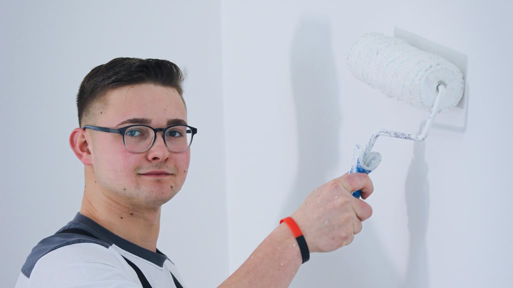 Malermeister Robin Bührig aus Stiege macht sich mit einem eigenen Betrieb in dem Oberharz-Ort ab Februar 2026 selbstständig.