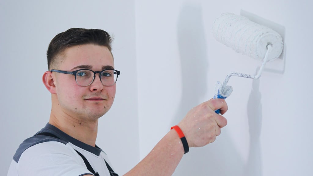 Malermeister Robin Bührig aus Stiege macht sich mit einem eigenen Betrieb in dem Oberharz-Ort ab Februar 2026 selbstständig.