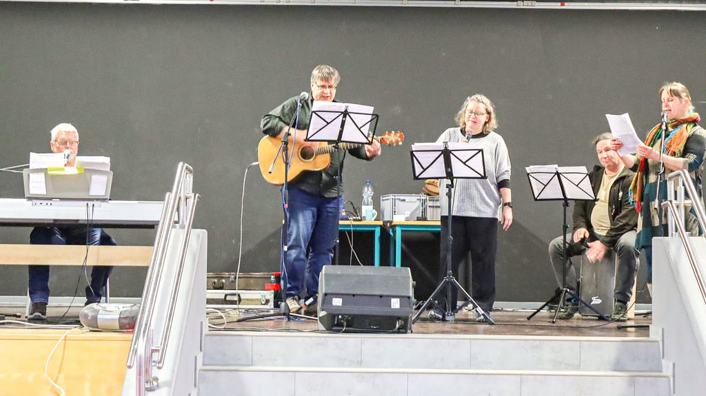 Gesang zur instrumentalen Begleitung brachte die Band „Sing a Song“ auf die Bühne. Mutige Sänger hatten sich unter den Workshopteilnehmern gefunden.