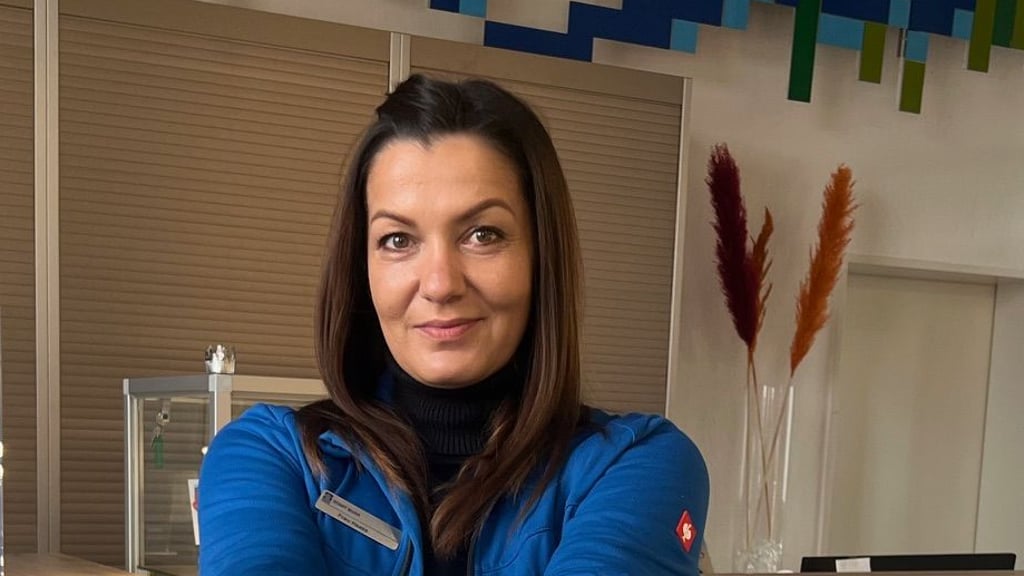 Yvonne Haase präsentiert die neuen Souvenirs in der Tourist-Information Burg. 