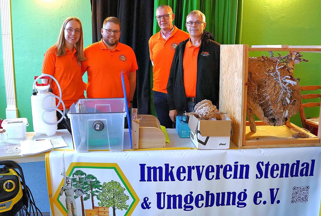 Um die Ausbreitung der asiatischen Hornisse im Landkreis Stendal einzudämmen, setzt der Imkerverein Stendal und Umgebung auf Aufklärung (von links): Franziska Lindecke, Tobias Nehm, Ronald Weber und René Kowollik. 