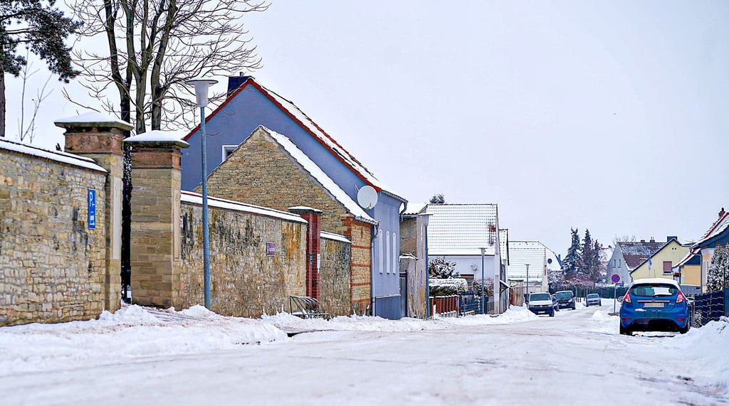 Aktuell bedecken Schnee und Eis das Kopfsteinpflaster. Noch in diesem Jahr soll das einer Asphaltfahrbahn weichen. 