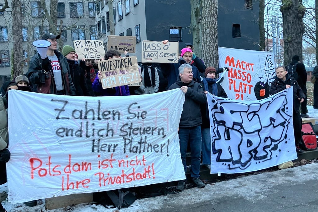 Einige Studierende protestieren gegen den Milliardär Hasso Plattner und das Projekt für einen neuen Uni-Campus in Potsdam. Das Konzept wurde am Abend an der Uni am Griebnitzsee öffentlich vorgestellt.