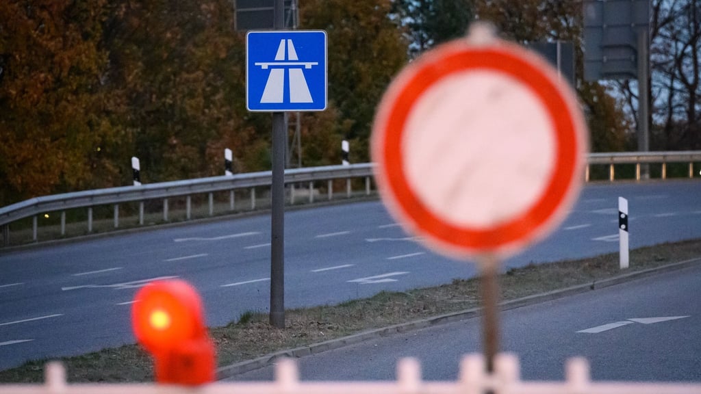 Die Autobahn 7 nahe Soltau in Fahrtrichtung Hamburg ist vorübergehend voll gesperrt. Grund ist ein Unfall mit drei Sattelzügen. (Symbolbild)
