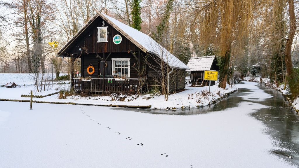 Winter im Spreewald mit Schnee und Eis gilt als besonderes Naturschauspiel. (Archivbild)