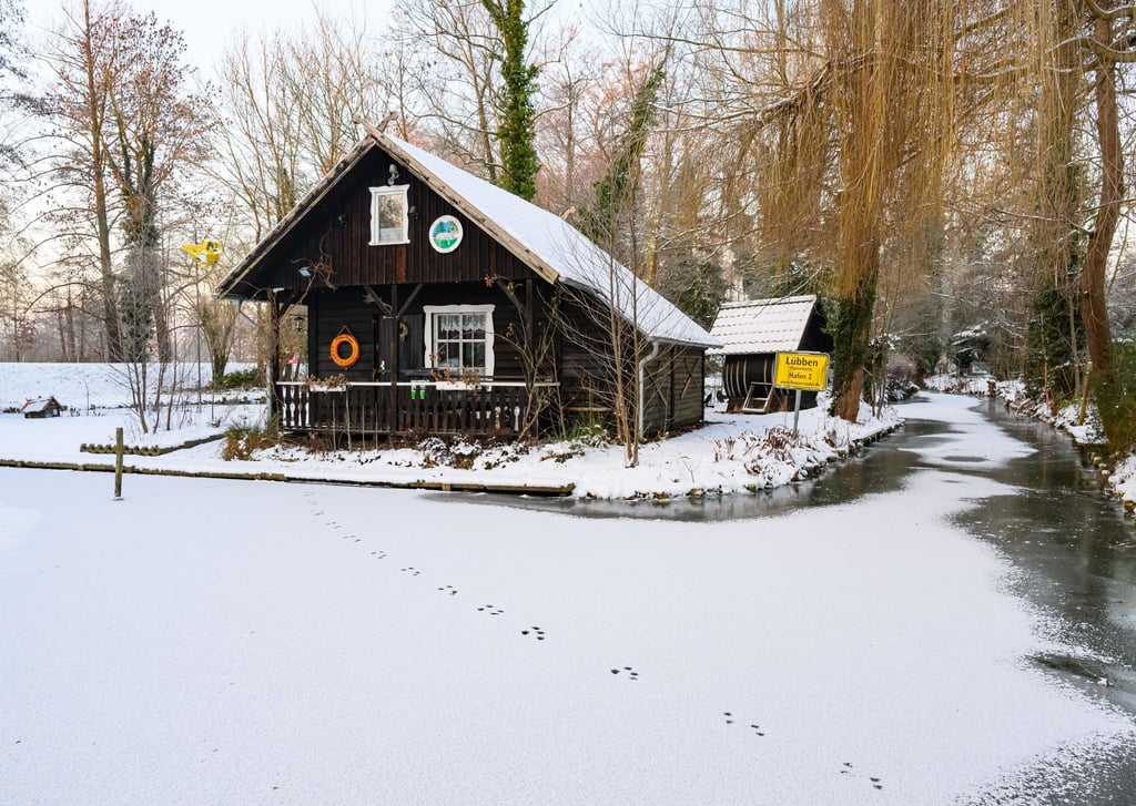 Winter im Spreewald mit Schnee und Eis gilt als besonderes Naturschauspiel. (Archivbild)
