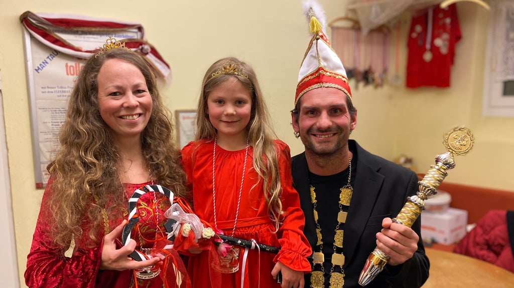 Besonderheit beim Carneval-Club Wernigeröder Auerhähne: Zu den Partys des Vereins präsentiert sich ein Prinzen-Trio – Claudia Grossek und Kevin Steiner mit ihrer Tochter Ida.