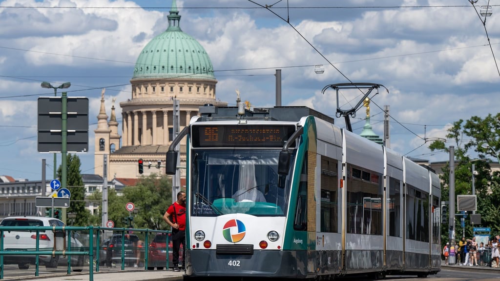 Die Gewerkschaft Verdi kündigt für Montag einen Warnstreik beim öffentlichen Nahverkehr in Brandenburg an (Archivbild).