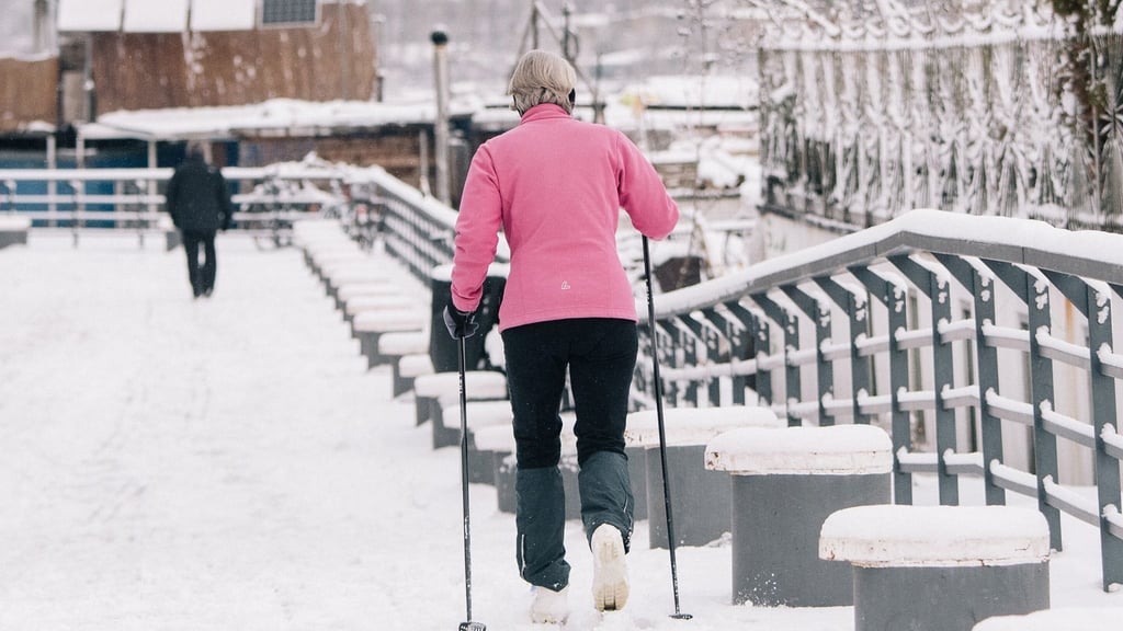 Loipen sind nicht zwingend nötig: Verschneite Wege, Parks oder Felder eignen sich perfekt für den Einstieg ins Langlaufen.