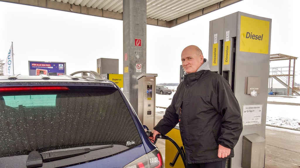 Heiko Fischer an der „Classic“-Tankstelle in Erxleben. Sie ist seiner Beobachtung nach meistens um die 10 Cent teurer als die „Tankstelle am E-Center“ in  Wittenberge auf der anderen Elbseite.