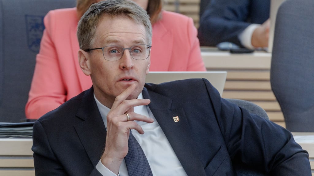 Ministerpräsident Daniel Günther (CDU) will mit Bundeswirtschaftsministerin Katherina Reiche (CDU) auch über die Häfen sprechen. (Archivbild)