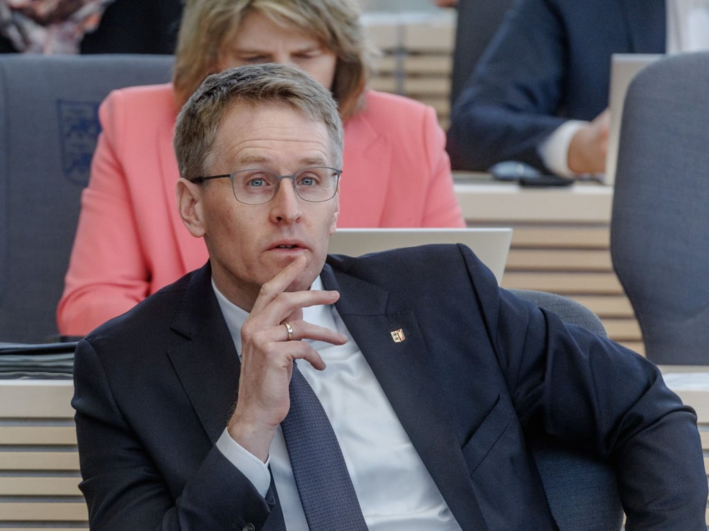 Ministerpräsident Daniel Günther (CDU) will mit Bundeswirtschaftsministerin Katherina Reiche (CDU) auch über die Häfen sprechen. (Archivbild)