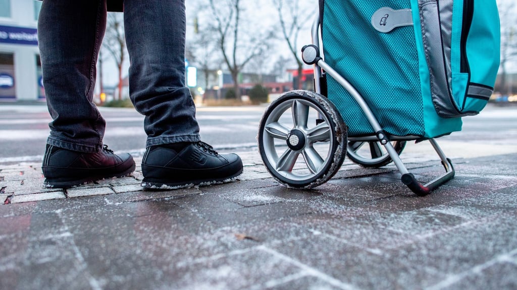 Durch das Glatteis kommt es schnell zu Unfällen. (Symbolbild)