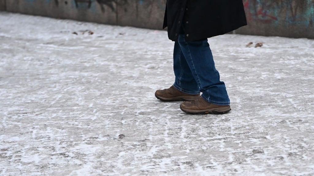 Für Fußgänger ist es auf vielen Gehwegen gefährlich.