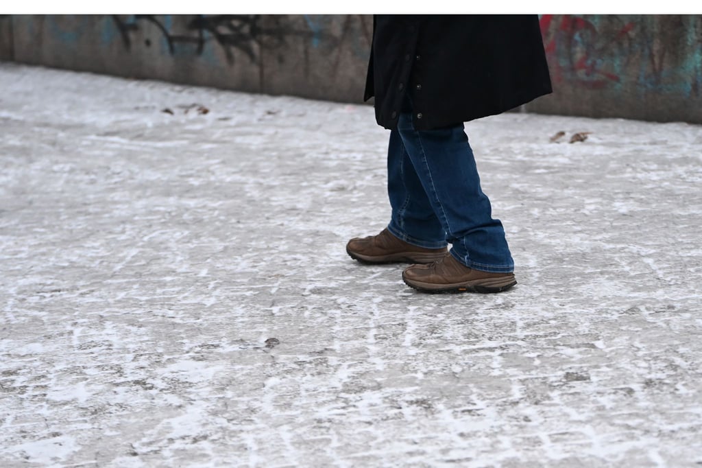 Für Fußgänger ist es auf vielen Gehwegen gefährlich.