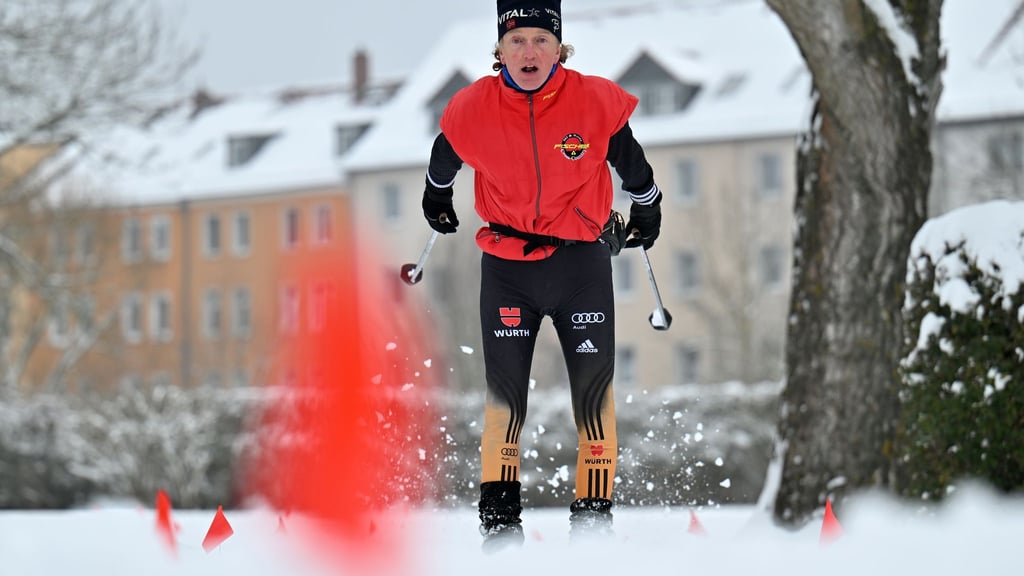 Eine Freibadwiese in Eisenach wird als Langlaufloipe genutzt.