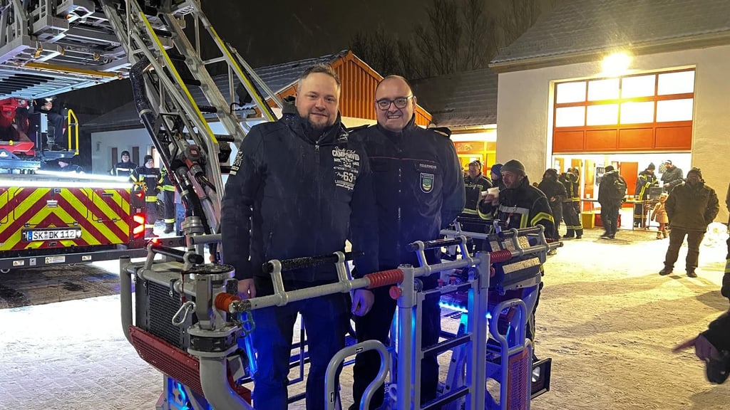 Martin Senkbeil (l.) und Denny Kühn testen die neue Drehleiter der Freiwilligen Feuerwehr Großkugel.