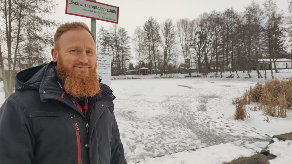 60 Zentimeter Schlamm bedrohen die Löschwasserversorgung in Schauen (Landkreis Harz). Ortsbürgermeister Denny Lüttgau kämpft nun für ein umfassendes Sanierungsprojekt inklusive E-Sharing-Ideen und Brückenerneuerung.