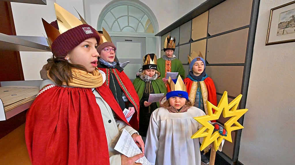 Die Sternsinger haben ihren Segen auch ins Rathaus von Aschersleben gebracht und dort Geld für Kinder in Bangladesch gesammelt.