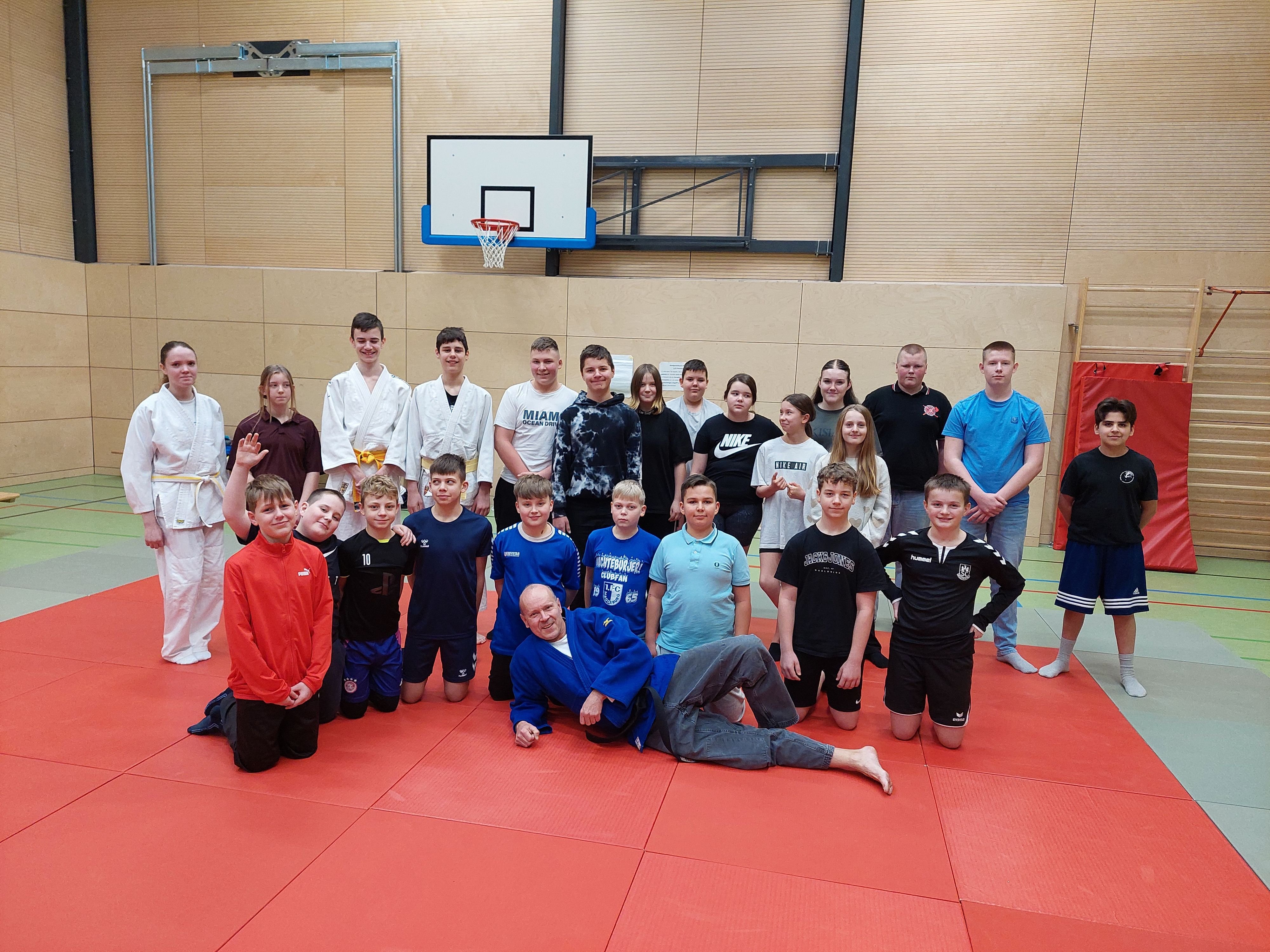 Prävention in der Börde: Kampfsporttrainer unterrichtet die Schüler der siebenten Klasse in Wanzleben