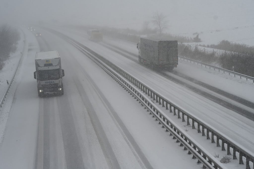 Herabfallendes Eis von Lkw-Dächern führte der A7 bei Hildesheim vermehrt zu Unfällen. (Symbolbild)
