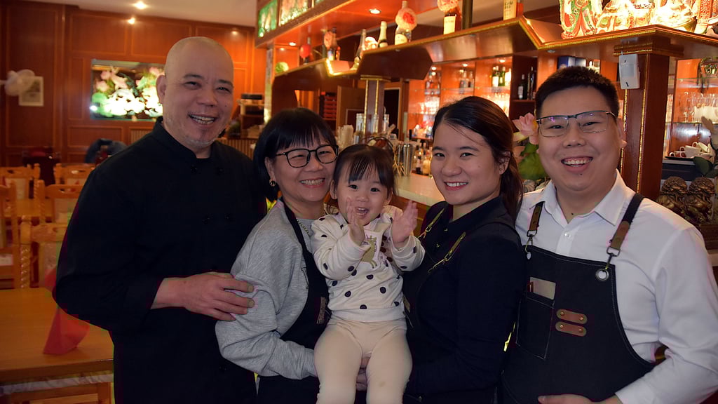 Im „Phuong Anh Restaurant“: Nguyen Ngoc Hung (l.) und seine Frau Tran Thi Dung mit ihrem Sohn Ha Ngoc Son (r.), seiner Frau Trang und seiner Tochter Anh Chi – eine Familie, die zusammenhält und ihre Leidenschaft für Gastfreundschaft miteinander teilt.