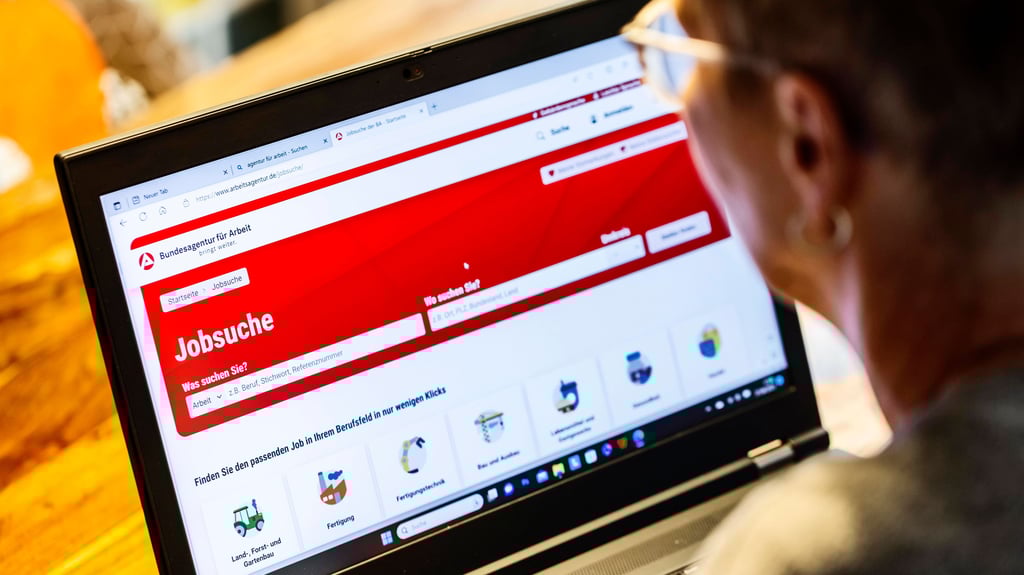 Die Jobsuche über die Agentur für Arbeit ist längst auch von zuhaus aus per Notebook möglich. 