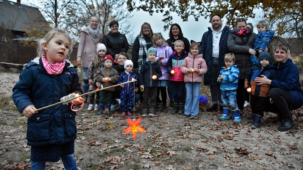 Die Kita „Eichkätzchen“ in Zobbenitz steht im Fokus des neuen Konzepts der Verbandsgemeinde Flechtingen. Im Entwurf ist bereits ein Schließungsdatum vorgesehen, eine endgültige Entscheidung steht jedoch noch aus. Das Foto entstand im November 2025 bei einem Lichterfest.