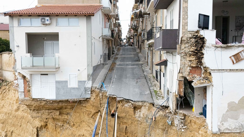 Gefährdete Häuser und beschädigte Straßen in dem vom Erdrutsch betroffenen Gebiet in Niscemi.