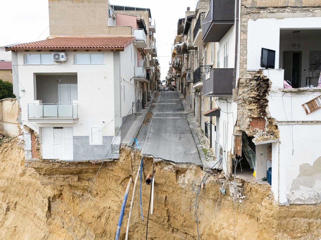 Gefährdete Häuser und beschädigte Straßen in dem vom Erdrutsch betroffenen Gebiet in Niscemi.