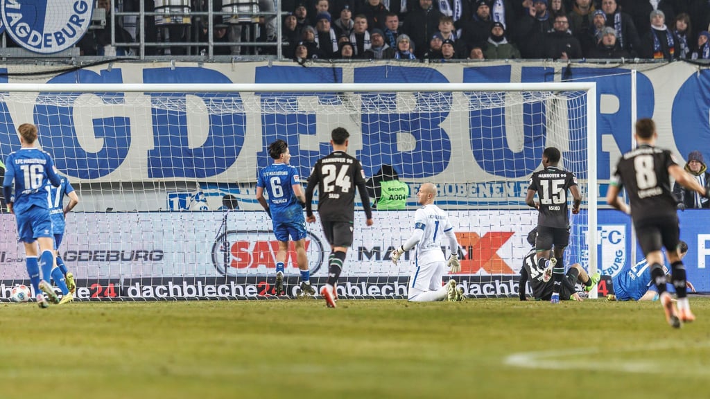Dominik Reimann (in weiß) kann dem Ball zur Gästeführung nur hinterherschauen