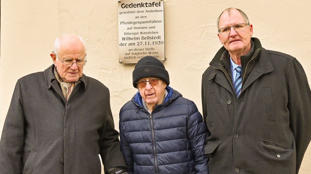 Wanzlebens Burgbesitzer Friedrich Wilhelm Kühne (von links) mit dem Sohn Walter Bellstedt und Ortsbürgermeister Tino Bauer bei der Enthüllung der Gedenktafel.