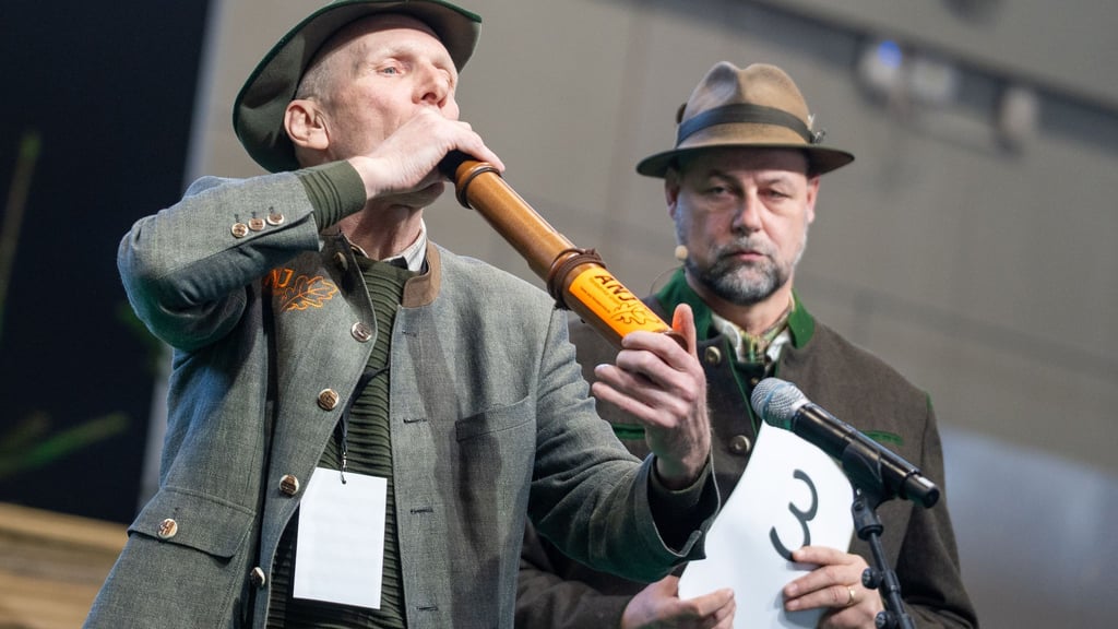 Klang von allen Teilnehmern am besten wie ein Hirsch: Der Gewinner der Deutschen Meisterschaft der Hirschrufer, Thomas Soltwedel (links).