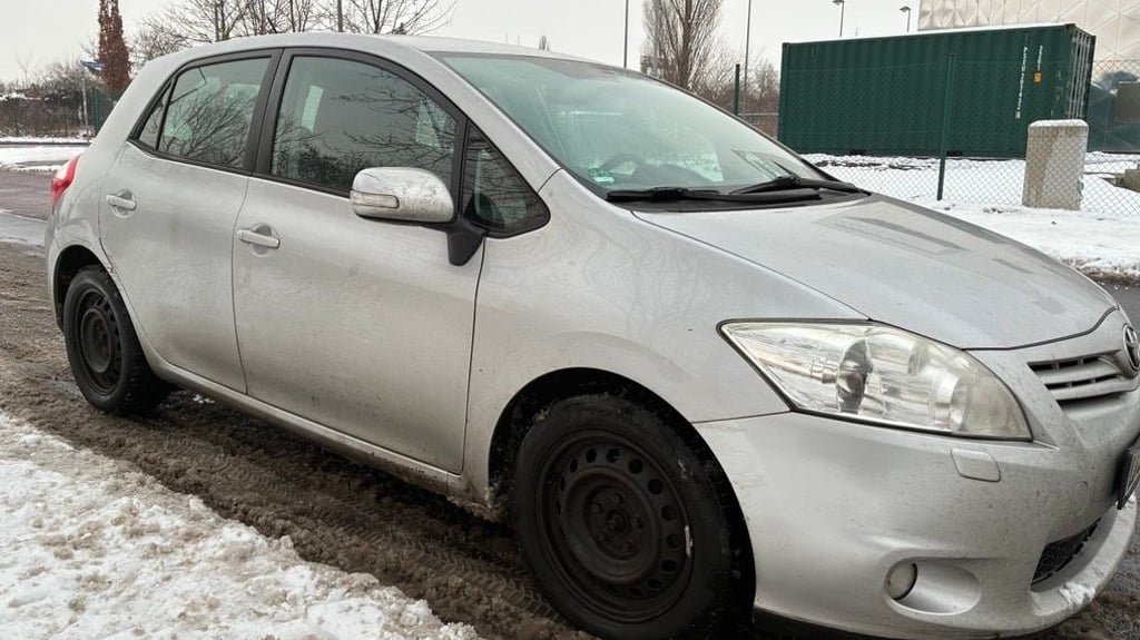 So müsste das gesuchte Auto aussehen: Dieser Toyota Auris ist Baujahr 2012. Die Farbe des Fluchtwagens aus Hergisdorf ist aber weiter ungeklärt.