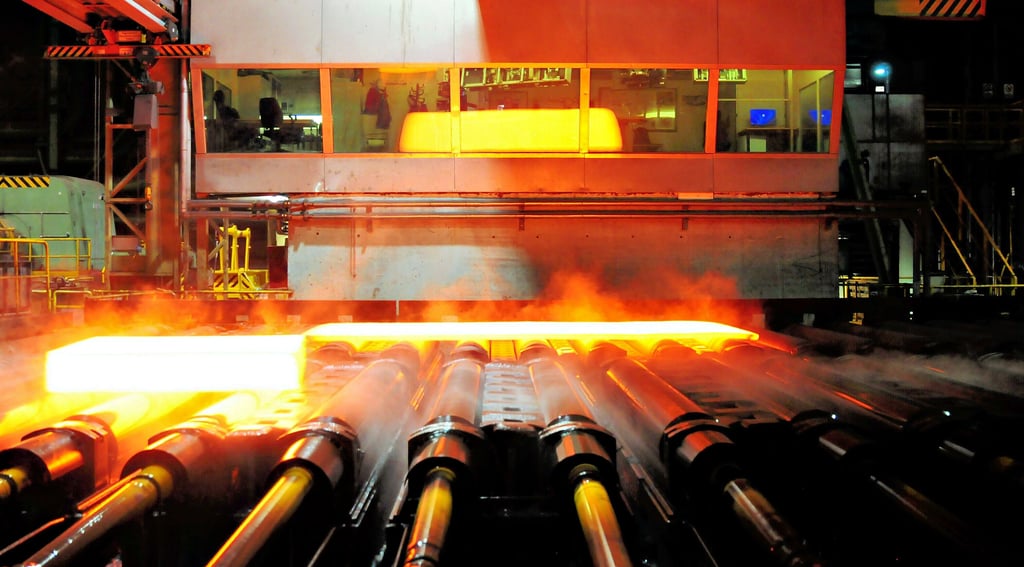 Glühende Bleche laufen über Produktionsanlagen der Ilsenburger Grobblech GmbH: Die hohen Energiekosten sind eine der Hauptsorgen der Branche.