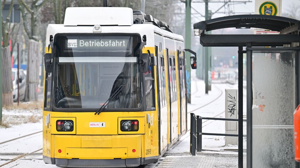 In Berlin fahren noch nicht alle Straßenbahnen wieder, nachdem der Tramverkehr am Montag komplett eingestellt worden war. (Archivbild)