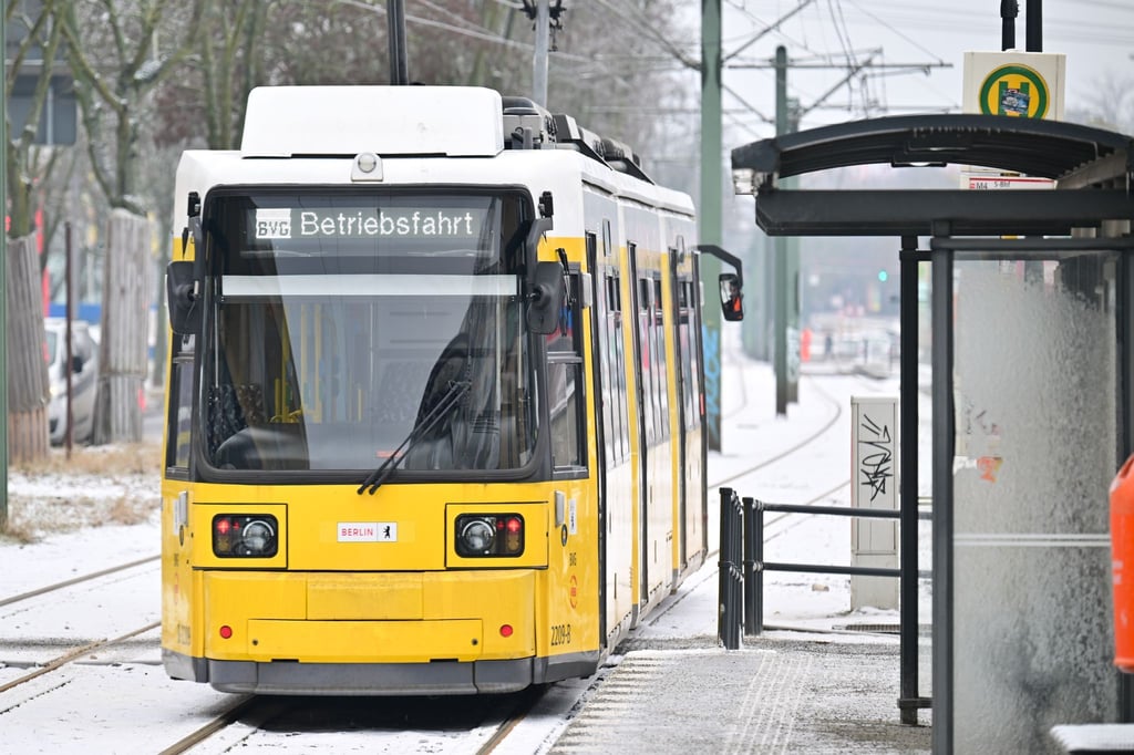 In Berlin fahren noch nicht alle Straßenbahnen wieder, nachdem der Tramverkehr am Montag komplett eingestellt worden war. (Archivbild)