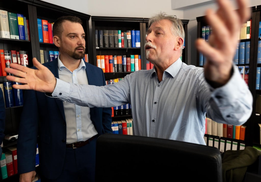 Einer der ersten Kläger ist Joachim Alfred Wagner (r), der sich von Rechtsanwalt Daniel Kuhlmann vertreten lässt.